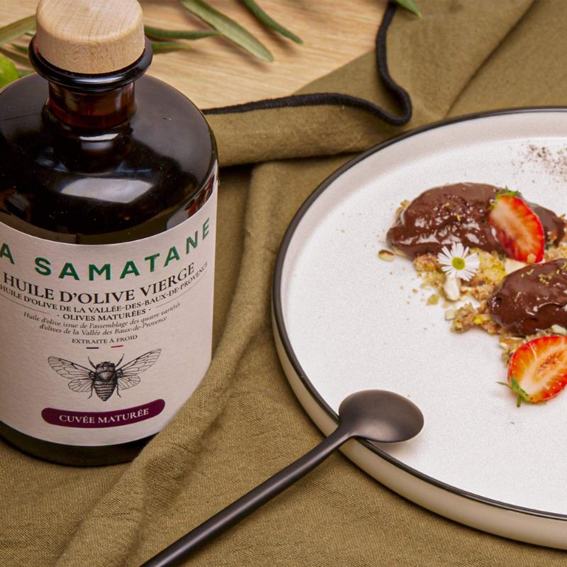 Huile d'olive cuvée maturée La Samatane sur des fraises et du chocolat