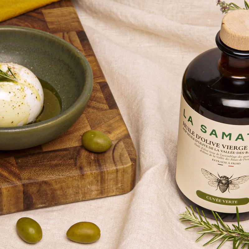 Huile d'olive cuvée verte BIO sur de la mozzarella